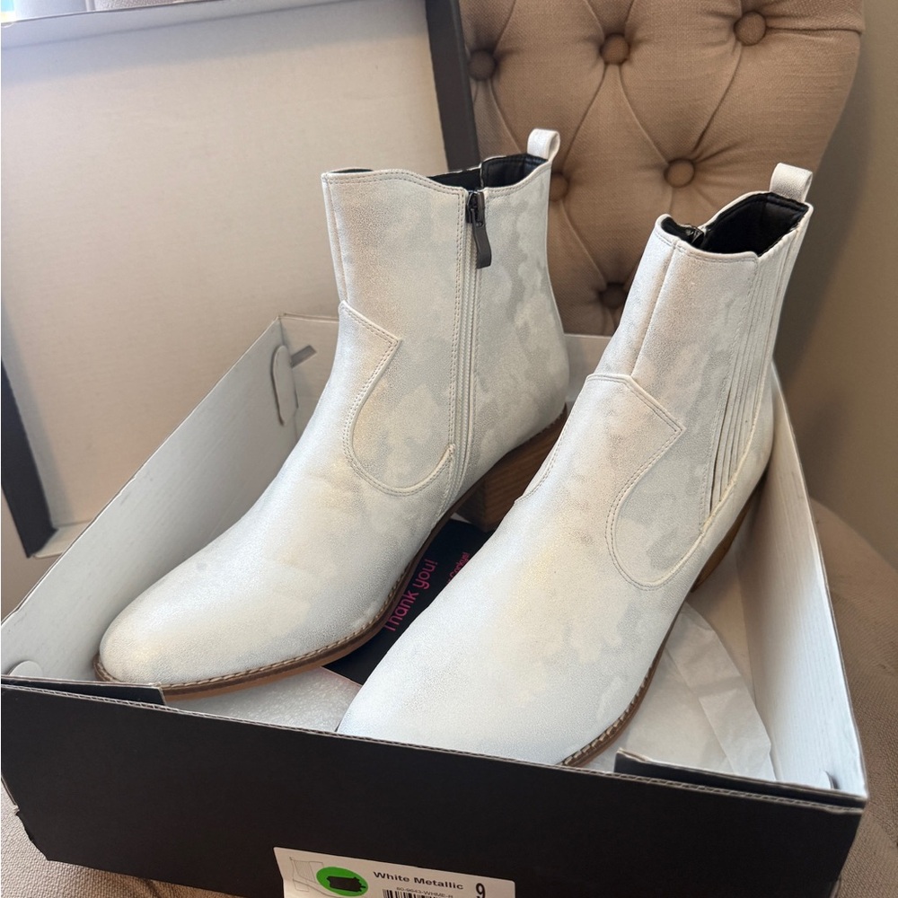 Boutique by Corkys Starboard White Boots